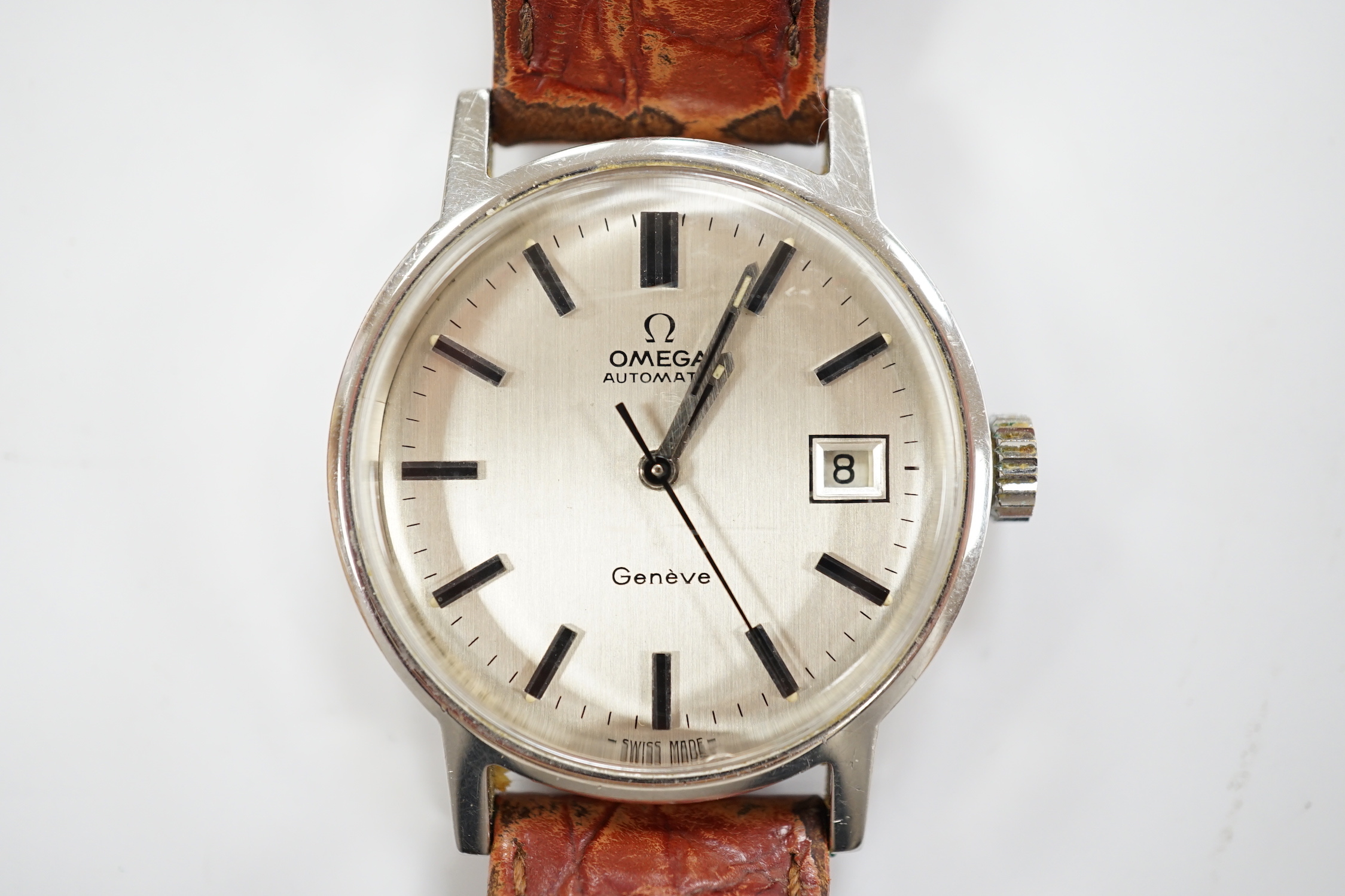 A gentleman's stainless steel Omega automatic wrist watch, with date aperture, on associated leather strap with detached buckle, case diameter 36mm, box but no papers.